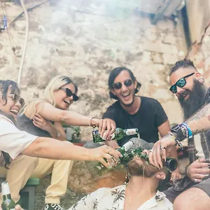  Albergue Booze & Snooze Social